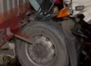 Truk Trailer Tabrak Fuso di Jalintim Pelalawan Tengah Malam