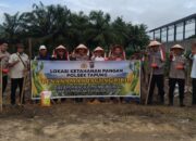 Polsek Tapung Bersama Warga Bencah Kelubi Tanam Jagung Pipil untuk Ketahanan Pangan