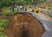 Jalan Nagari di Limapuluh Kota Berlubang Mirip Sinkhole