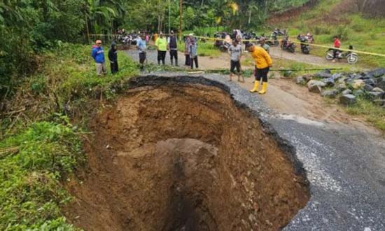 Jalan Nagari di Limapuluh Kota Berlubang Mirip Sinkhole