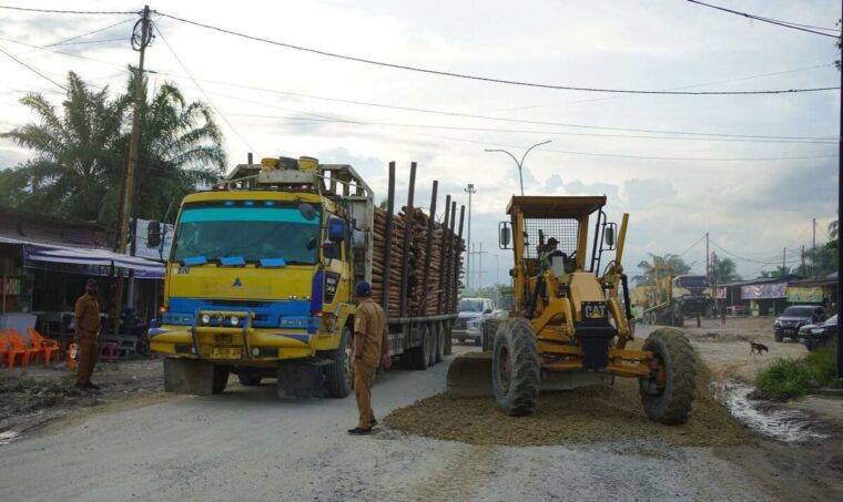 Jalan Rusak di Siak Mulai Diperbaiki, 24 Perusahaan Gelontorkan Rp28 Miliar
