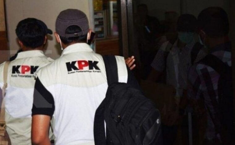 Terungkap! OTT KPK di Kuansing Amankan 10 Orang