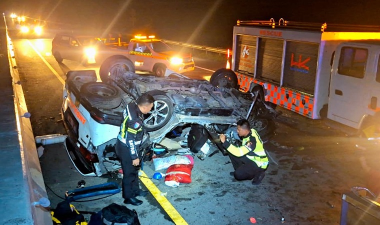 BERITA FOTO: Ambulans vs Truk di Tol Permai Renggut 3 Nyawa