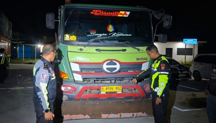 BERITA FOTO: Ambulans vs Truk di Tol Permai Renggut 3 Nyawa