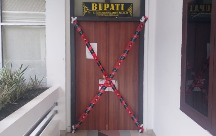 KPK Segel Kantor Bupati Kuansing, Suhardiman Amby Tak Terlihat