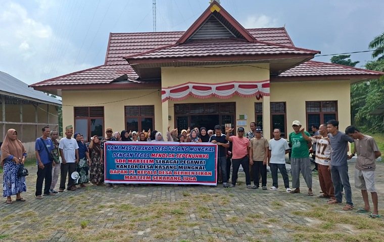 Karena Ini, Oknum Kaur Desa di Rohul Didemo Ratusan Warga