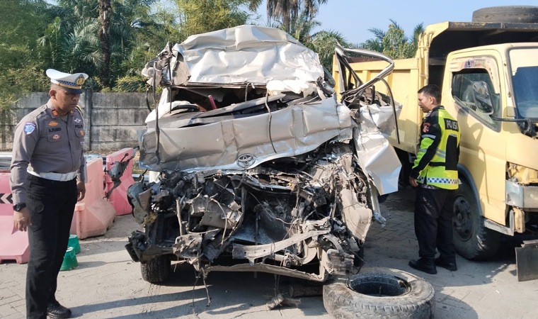 Berita Foto: Kecelakaan Maut Hiace vs Truk di Tol Permai Tewaskan 5 Orang