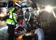 BERITA FOTO: Kecelakaan Maut Hiace vs Truk di Tol Permai Tewaskan 5 Orang