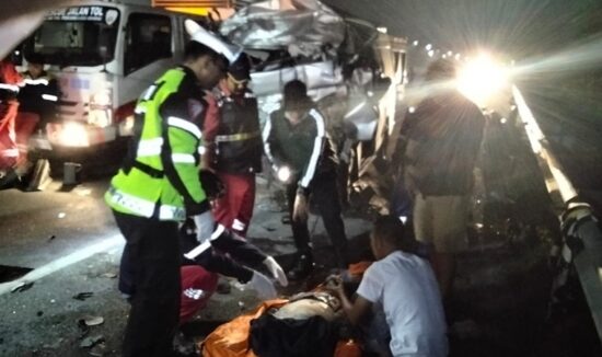 Berita Foto: Kecelakaan Maut Hiace vs Truk di Tol Permai Tewaskan 5 Orang