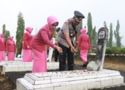 Mengenang Jasa Pejuang Negeri,  Kapolres Kampar Tabur Bunga di TMP Kusuma Eka Bhakti