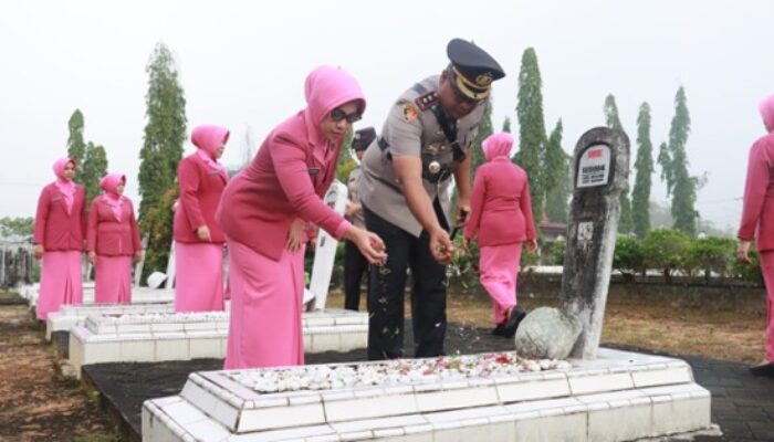Mengenang Jasa Pejuang Negeri,  Kapolres Kampar Tabur Bunga di TMP Kusuma Eka Bhakti