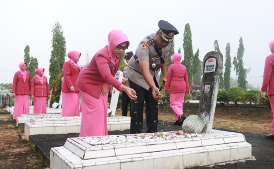 Mengenang Jasa Pejuang Negeri, Kapolres Kampar Tabur Bunga di TMP Kusuma Eka Bhakti