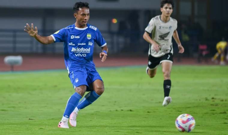 Setelah 4 Musim, Robi Darwis Akhrinya Berpisah Dengan Persib Bandung