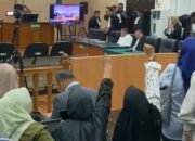 Gema Takbir Sambut Abdul Wahid di Sidang, Emak-Emak Kembali Padati PN Pekanbaru