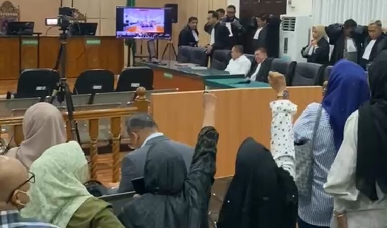 Gema Takbir Sambut Abdul Wahid di Sidang, Emak-Emak Kembali Padati PN Pekanbaru