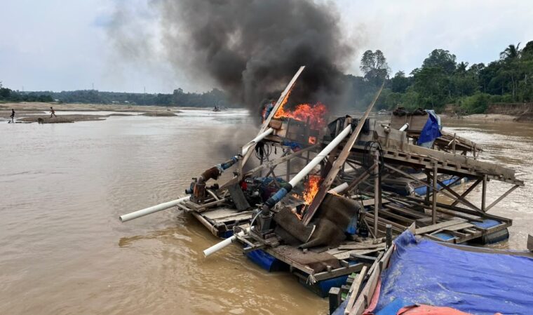 48 Rakit PETI Dimusnahkan di Sungai Kuantan, Penambang Kabur