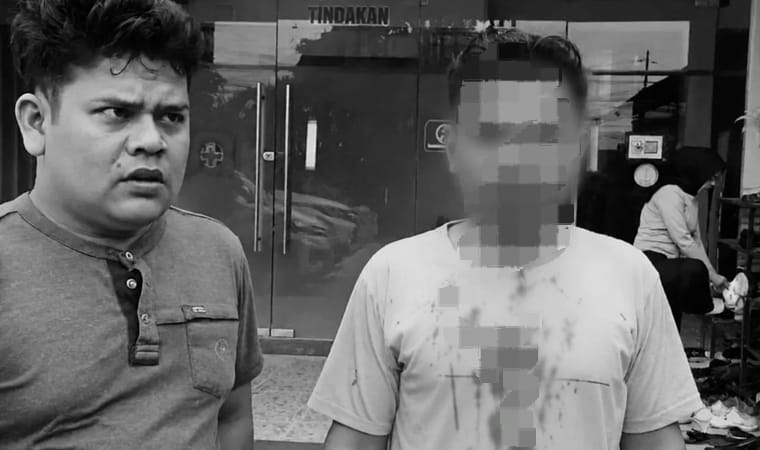 INGATLAH.COM - Sekretaris Pengurus Koordinator Cabang (PKC) Pergerakan Mahasiswa Islam Indonesia (PMII) Riau, Supriadi, diduga menjadi korban pengeroyokan oleh sekelompok orang tak dikenal, Minggu (5/7/2026) Hal itu terjadi di kawasan Jalan Bangau Sakti, Kecamatan Bina Widya, Kota Pekanbaru. Peristiwa yang disebut melibatkan sekitar delapan hingga sepuluh orang tersebut kini telah dilaporkan ke Polda Riau. Polisi pun memastikan laporan telah diterima dan saat ini tengah ditindaklanjuti melalui proses penyelidikan. Kasubbid Penmas Bidang Humas Polda Riau, AKBP Rudi A. Samosir, membenarkan adanya laporan dugaan pengeroyokan tersebut. "Benar. Lagi lidik (penyelidikan)," ujar AKBP Rudi saat dikonfirmasi, Senin (6/7). Berdasarkan Surat Tanda Penerimaan Laporan (STPL) Nomor: LP/B/373/VII/2026/SPKT/POLDA RIAU, laporan dibuat oleh Gusti Pardamean (25), mahasiswa yang juga menjabat sebagai Sekretaris PMII Kota Pekanbaru. Dalam laporan itu disebutkan, dugaan pengeroyokan terjadi sekitar pukul 16.15 WIB di Jalan Bangau Gang Sejahtera, Kelurahan Simpang Baru, Kecamatan Bina Widya, Kota Pekanbaru. Menurut keterangan pihak PMII, sebelum insiden terjadi, Supriadi bersama sejumlah rekannya mengikuti diskusi di Cafe Forkae, Jalan Bangau Sakti, sekitar pukul 14.30 WIB. Setelah kegiatan berakhir, rombongan kemudian berpindah ke Kedai Sampuran yang masih berada di kawasan yang sama. Namun, suasana yang semula kondusif berubah mencekam. Gusti Pardamean mengungkapkan, tidak lama setelah mereka tiba di lokasi, sekelompok orang tak dikenal datang dan diduga langsung melakukan penyerangan terhadap Supriadi. "Tidak lama setelah berada di Kedai Sampuran, sekitar 10 orang tidak dikenal datang secara tiba-tiba dan langsung melakukan penyerangan serta pengeroyokan terhadap Supriadi. Para pelaku juga diduga membawa senjata api," kata Gusti. Akibat kejadian tersebut, Supriadi dilaporkan mengalami sejumlah luka dan kasus itu langsung dilaporkan ke kepolisian untuk diproses sesuai ketentuan hukum yang berlaku. Lebih jauh, Gusti menduga insiden yang dialami rekannya bukan merupakan tindak kriminal biasa. Menurutnya, dugaan pengeroyokan tersebut terjadi di tengah meningkatnya ketegangan antara PMII dan aparat kepolisian dalam beberapa hari terakhir. Ia mengungkapkan, dua kader PMII berinisial P dan S sebelumnya juga mengaku mengalami dugaan tindakan kekerasan saat mendatangi Polresta Pekanbaru pada 3 Juli 2026. Kedatangan keduanya saat itu bertujuan mengantarkan surat pemberitahuan rencana aksi unjuk rasa. Menurut Gusti, kedua kader tersebut diduga mendapat perlakuan represif dari sejumlah oknum di pos penjagaan. Bahkan, salah seorang di antaranya disebut mengalami tindakan kekerasan hingga kepalanya dihempaskan ke lantai. "Tindakan itu sebagai bentuk kekerasan yang tidak dapat dibenarkan dalam negara hukum. Tindakan tersebut memang betul tidak manusiawi, tanpa ada rasa kasihan sedikit pun, seolah bukan seperti perlakuan manusia," tegasnya. PMII menilai dugaan tindakan represif terhadap warga yang datang secara baik-baik ke kantor kepolisian bertentangan dengan prinsip-prinsip hak asasi manusia serta berpotensi menurunkan kepercayaan masyarakat terhadap institusi Polri. Hingga berita ini ditulis, Polda Riau masih melakukan penyelidikan untuk mengungkap kronologi lengkap, identitas para terduga pelaku, serta motif di balik dugaan pengeroyokan tersebut. Sementara itu, belum ada keterangan resmi dari pihak yang disebut dalam dugaan tersebut mengenai tudingan yang disampaikan PMII.