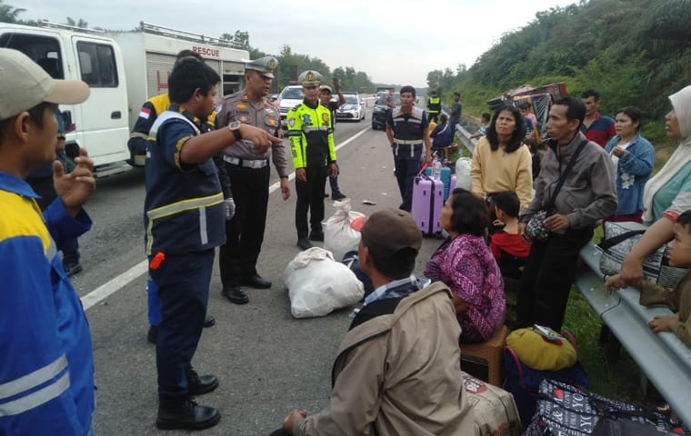 BERITA FOTO: Kecelakaan Maut Bus Pelangi vs Truk di Tol Permai Tewaskan 2 Orang