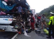 BERITA FOTO: Kecelakaan Maut Bus Pelangi vs Truk di Tol Permai Tewaskan 2 Orang