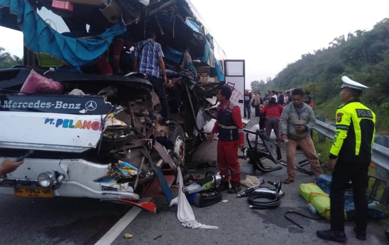 BERITA FOTO: Kecelakaan Maut Bus Pelangi vs Truk di Tol Permai Tewaskan 2 Orang