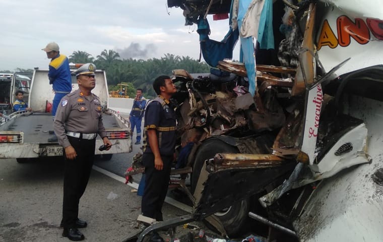 BERITA FOTO: Kecelakaan Maut Bus Pelangi vs Truk di Tol Permai Tewaskan 2 Orang