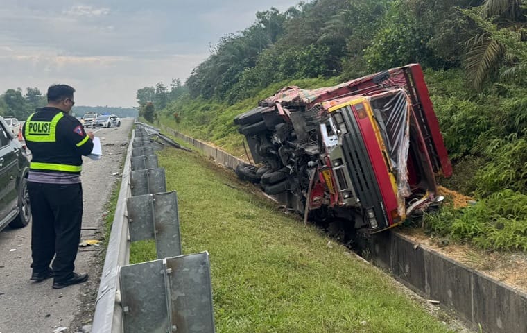 BERITA FOTO: Kecelakaan Maut Bus Pelangi vs Truk di Tol Permai Tewaskan 2 Orang