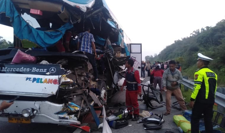 Bus Pelangi Tabrak Truk di Tol Pekanbaru-Dumai, 2 Penumpang Tewas