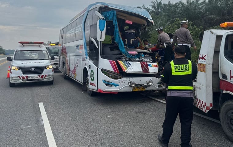 BERITA FOTO: Kecelakaan Maut Bus Pelangi vs Truk di Tol Permai Tewaskan 2 Orang