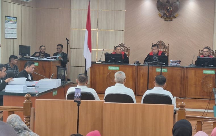 Menanti Tuntutan Abdul Wahid Cs, Ruang Sidang Dipenuhi Doa dan Dukungan Massa