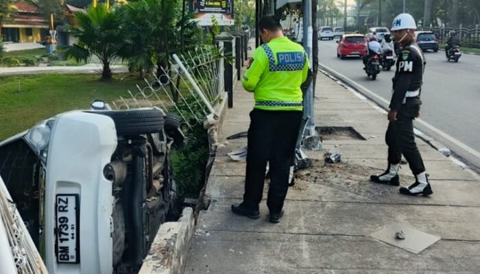 Viral Mobil Putih Kecelakaan di Pekanbaru, Polisi: Diduga Sopir Microsleep