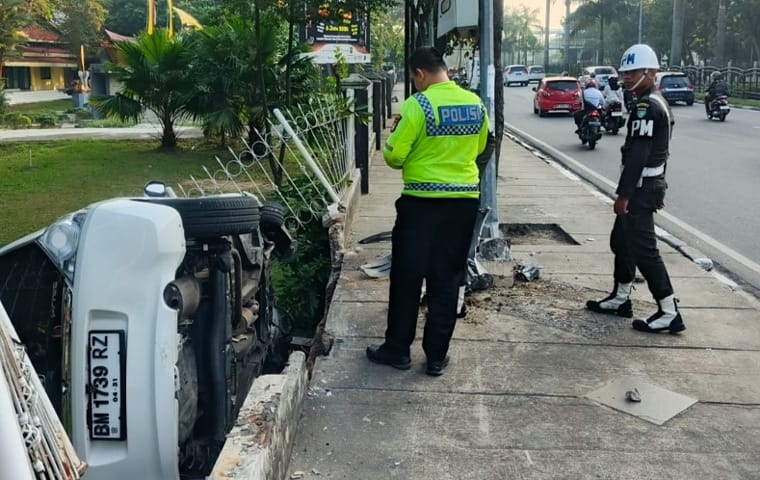 Viral Mobil Putih Kecelakaan di Pekanbaru, Polisi: Diduga Sopir Microsleep