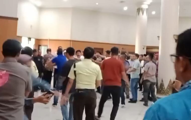 Ricuh di DPRD Riau, Adu Jotos Pecah Saat Aktivitas Dewan Berlangsung
