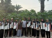 Mahasiswa KKN UNRI Sulap Air Kolam dan Daun Pepaya Jadi Pupuk Organik, Petani Desa Bukit Kratai Antusias
