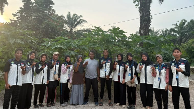 Mahasiswa KKN UNRI Sulap Air Kolam dan Daun Pepaya Jadi Pupuk Organik, Petani Desa Bukit Kratai Antusias