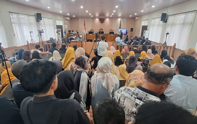 Ruang Sidang Membludak! Emak-Emak Ikut Kawal Pledoi Abdul Wahid di Tipikor Pekanbaru