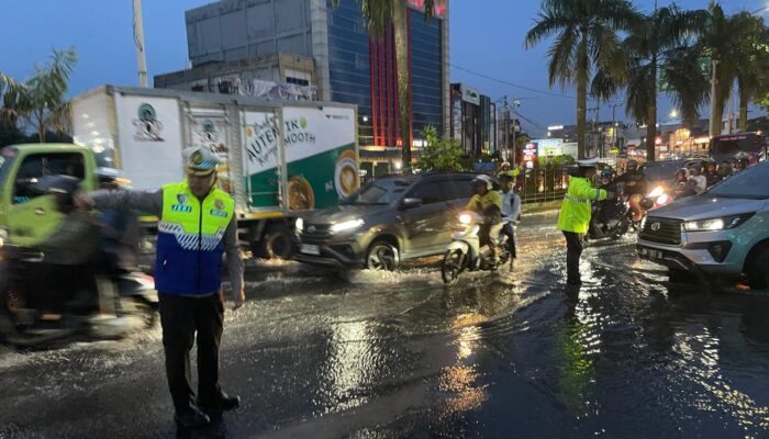 Saat Pekanbaru Tergenang, Tangan-Tangan Polisi Jadi Penyelamat di Jalanan