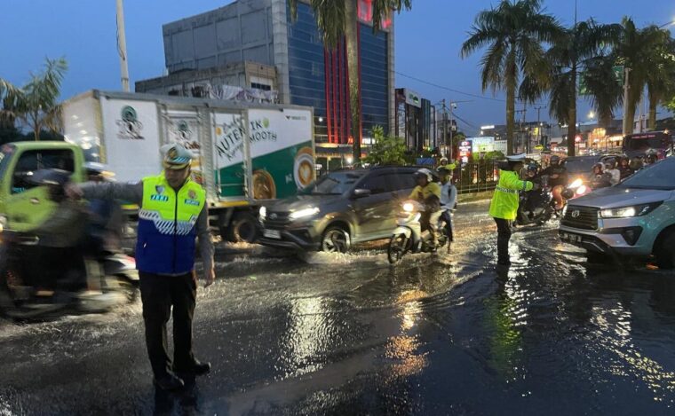 Saat Pekanbaru Tergenang, Tangan-Tangan Polisi Jadi Penyelamat di Jalanan