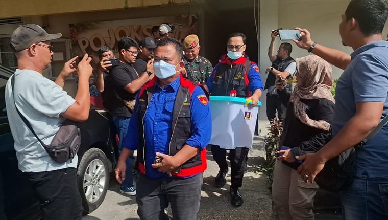 Usai 6 Jam Geledah Disdik Riau, Penyidik Kejati Bawa 3 Boks Dokumen Kasus Smart Board