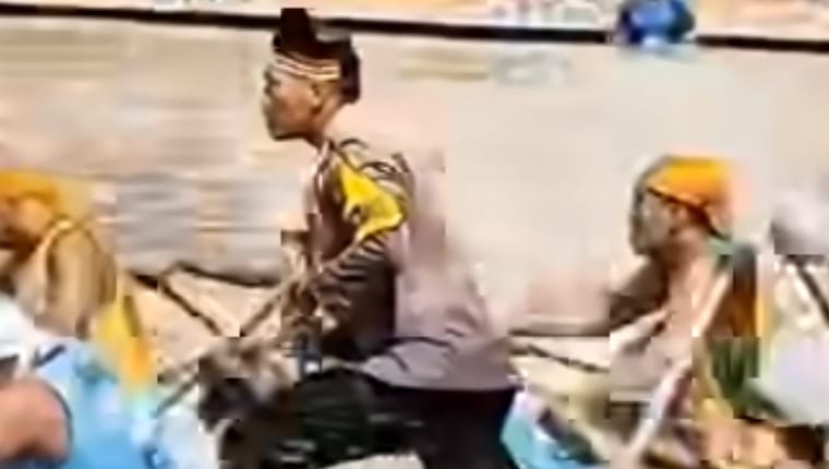 Viral Jadi Timbo Ruang Pacu Jalur, Bripka Asril Buktikan Polisi Bisa Menjaga Budaya