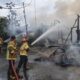 Petugas Damkar Kota Payakumbuh berjibaku memadamkan kebakaran yang menghanguskan tiga unit rumah dan satu warung di Kelurahan Napar, Sabtu (25/7/2026). Dalam peristiwa tersebut, seorang warga mengalami luka bakar, sementara penyebab kebakaran masih dalam penyelidikan. (Foto: Satpol-PP/Damkar Payakumbuh)