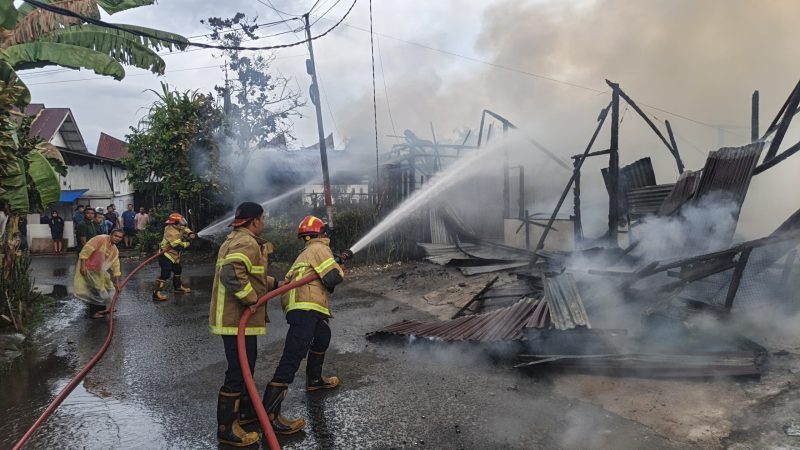 Petugas Damkar Kota Payakumbuh berjibaku memadamkan kebakaran yang menghanguskan tiga unit rumah dan satu warung di Kelurahan Napar, Sabtu (25/7/2026). Dalam peristiwa tersebut, seorang warga mengalami luka bakar, sementara penyebab kebakaran masih dalam penyelidikan. (Foto: Satpol-PP/Damkar Payakumbuh)