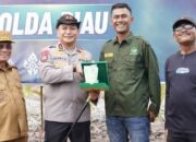 Yayasan Generasi Hijau Riau Beri Penghargaan kepada Kapolda Herimen di Hari Mangrove Sedunia
