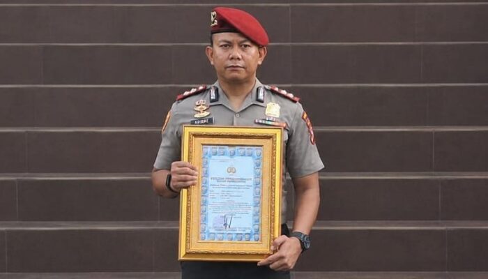 Dedikasi AKBP Teddy Ardian Menjaga Mangrove Riau Berbuah Penghargaan Kapolda Herimen