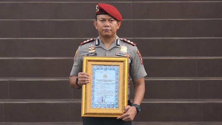 Dedikasi AKBP Teddy Ardian Menjaga Mangrove Riau Berbuah Penghargaan Kapolda Herimen