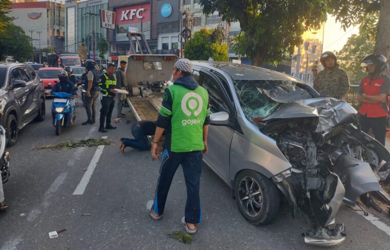 Breaking News: Mobil Tabrak Pohon di Jalan Sudirman Pekanbaru