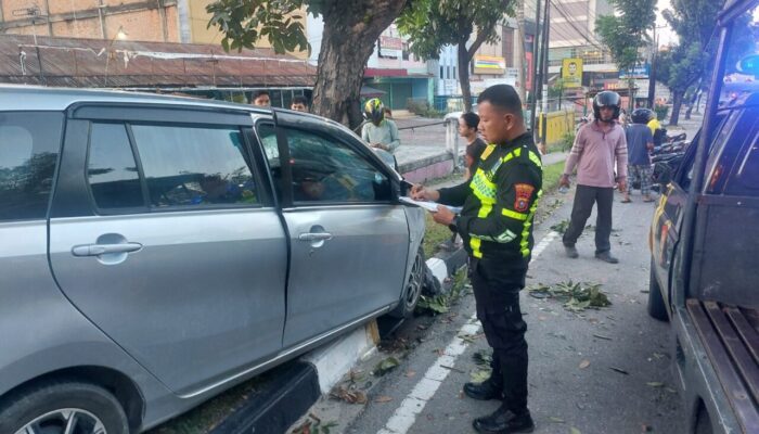 Mobil Tabrak Pohon di Jalan Sudirman Pekanbaru Ternyata Laka Tunggal