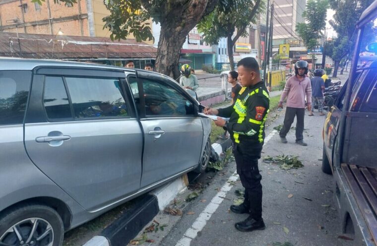 Mobil Tabrak Pohon di Jalan Sudirman Pekanbaru Ternyata Laka Tunggal