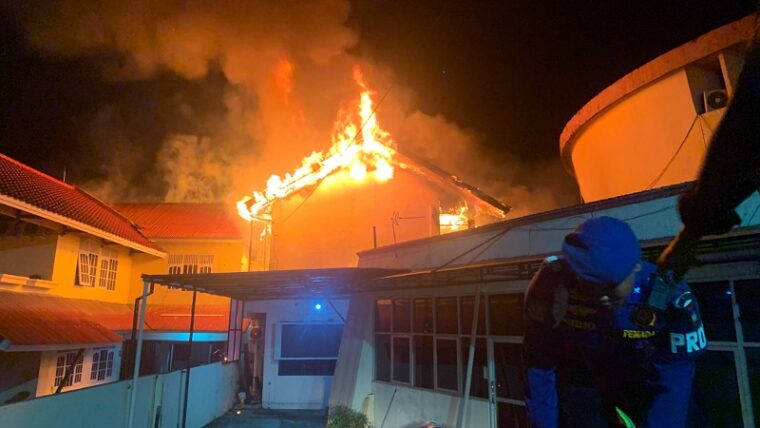 Kantor Inspektorat dan Bapenda Padang Terbakar