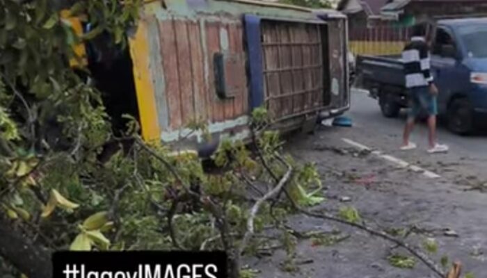 Bus Terbalik di Jalan Adinegoro Padang, Diduga Hilang Kendali