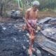 Syafrudin (76) lansia di Sawahlunto melihat rumahnya yang rata dengan tanah akibat kebakaran. (Ist)